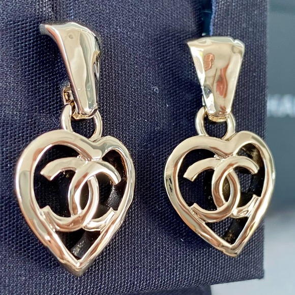 2022P CHANEL GOLD CC LOGO DANGLE HEART SHAPE STUD EARRINGS - Picture 10 of 12